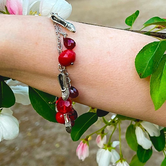 NWT DOUBLE STRAND CRYSTAL CHARM BRACELET IN REGAL RED TONES & SILVER TONED SHOES - Picture 6 of 15